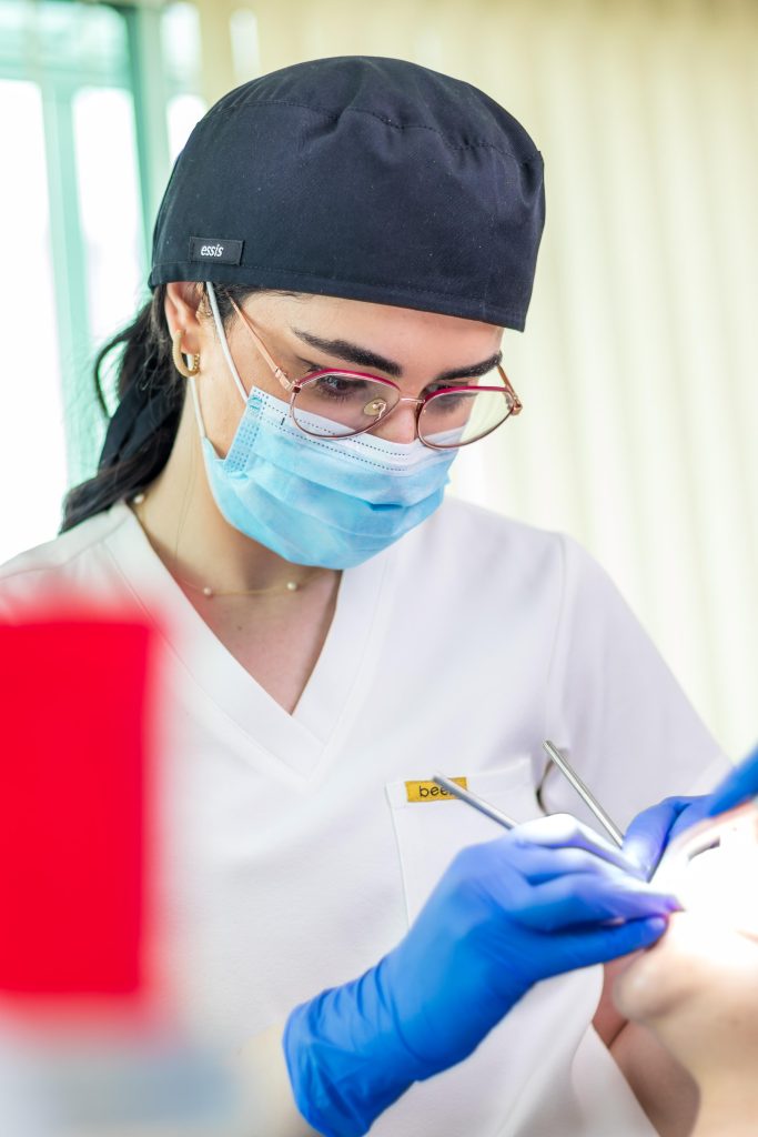 Dr Salma Benchekroun, dentiste Maarif, donnant des conseils pour un sourire éclatant au Centre Dentaire Maarif
