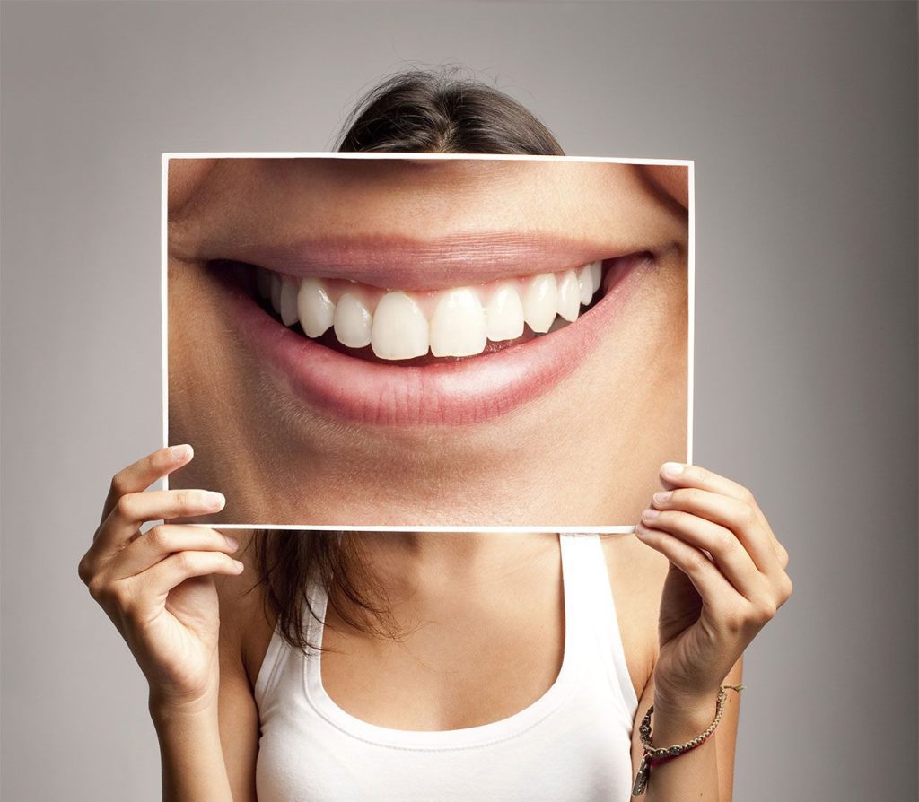 Le Dr. Salma Benchekroun, dentiste à Casablanca, effectuant un traitement d'esthétique dentaire, offrant des solutions sur mesure pour améliorer le sourire de ses patients.