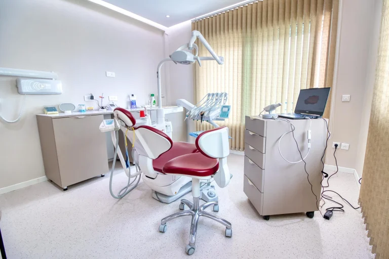 Salle de soins d’Orthedentie Casablanca avec fauteuil dentaire rouge et équipement orthodontique moderne.